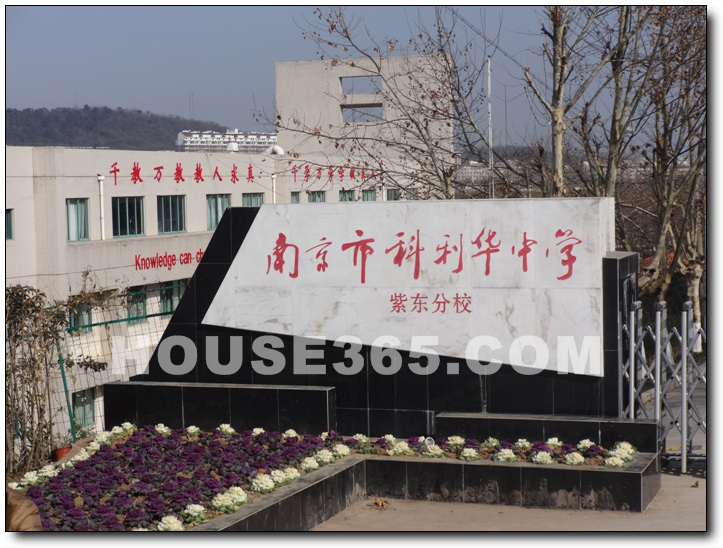 古代有“孟母三迁”的故事,如今一些家长不惜血本,花大价钱购买好学校或名校附近的房子。这样的房子被称作“学区房”,在二手学区房价格一涨再涨的情况下,不少“眼热学区”的年轻置业者将目光转向一手学区房,即所谓的“学区楼盘”。到底南京的主力学区房在哪些片区,又有哪些的新晋学区房吸引了大家的关注? 2015年南外小升初考试中,拉萨路小学超过力学小学、琅琊路小学,位列排行榜第一名。而拉小集团旗下的拉萨路小学、银城小学和