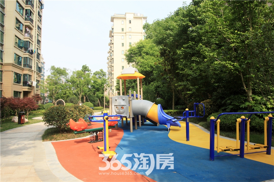 恒大华府小区儿童游乐场（2015.7摄）
